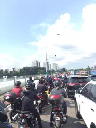 【新加坡】 疑騎士沒蓋護照闖關 兀蘭關卡大塞 查摩哆大軍 !