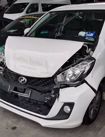 【新山】 遇色狼保安 女子撞前方車求救 !