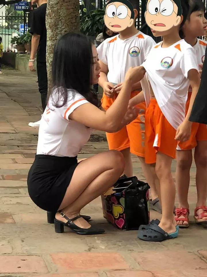 幼稚園老師「脾氣超差」~兒子放學「爸爸目睹極品真相」一轉側面好兇,網驚呼:我要幫兒子轉學