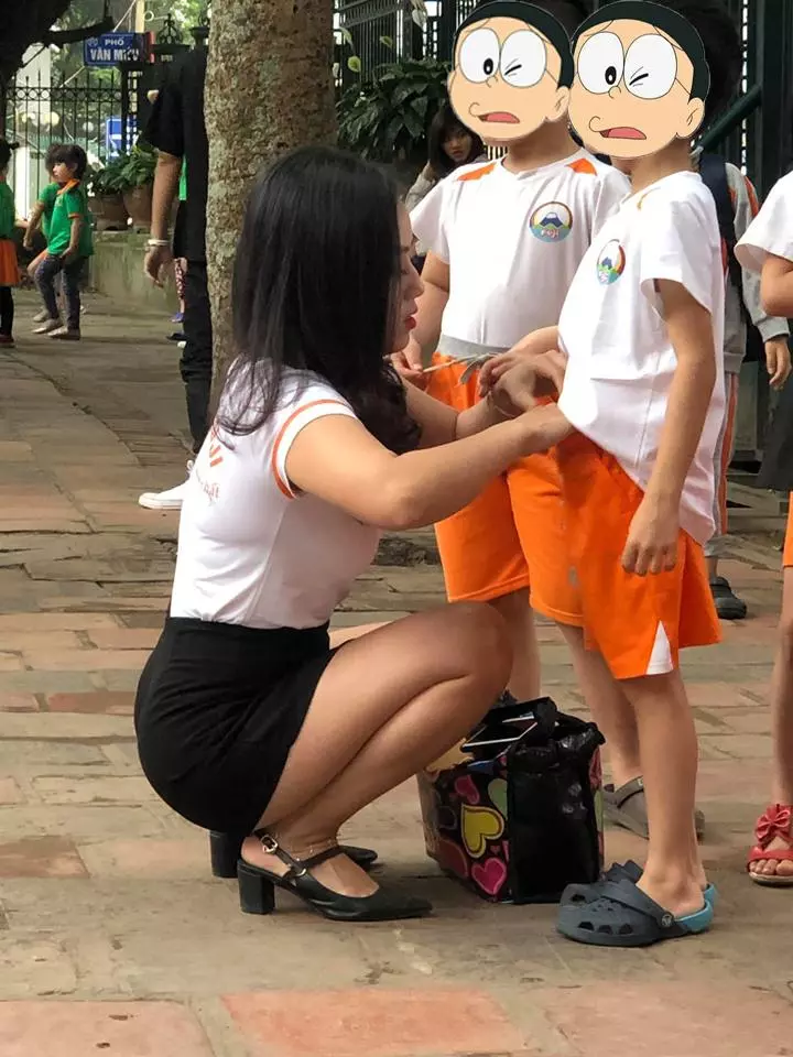 幼稚園老師「脾氣超差」~兒子放學「爸爸目睹極品真相」一轉側面好兇,網驚呼:我要幫兒子轉學