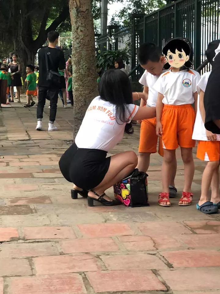 幼稚園老師「脾氣超差」~兒子放學「爸爸目睹極品真相」一轉側面好兇,網驚呼:我要幫兒子轉學