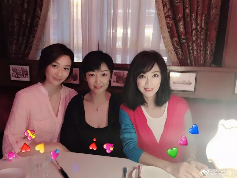 米雪的妹妹也很索!和女兒合照完全看不出年齡差距!網友:不愧是張國榮看上的女人~