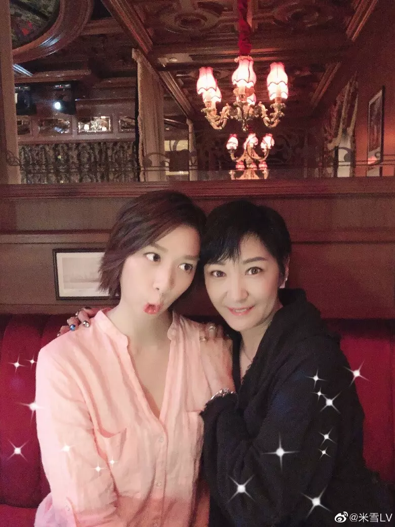 米雪的妹妹也很索!和女兒合照完全看不出年齡差距!網友:不愧是張國榮看上的女人~