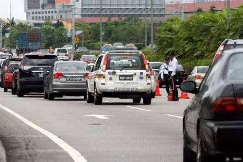 大馬警察「撲水」過年?警方設路障向外勞索賄,「交1000令吉,不然對付你們」外勞反擊讓人拍手稱讚!
