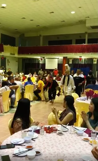 婚宴邀「黑白無常」出席 婚姻果然是墳墓!
