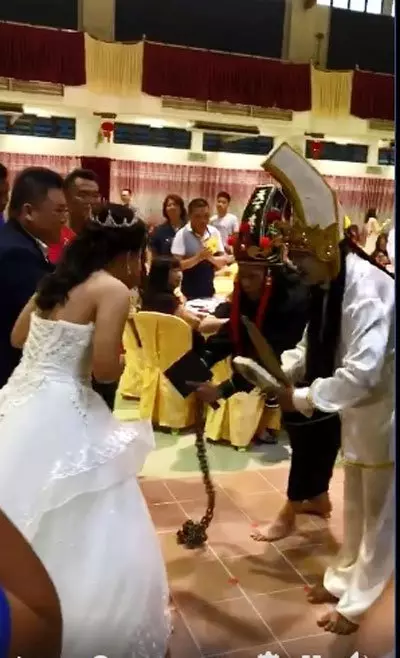 婚宴邀「黑白無常」出席 婚姻果然是墳墓!