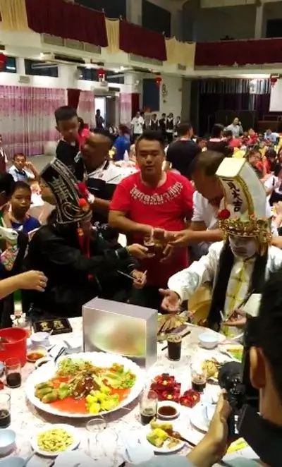 婚宴邀「黑白無常」出席 婚姻果然是墳墓!