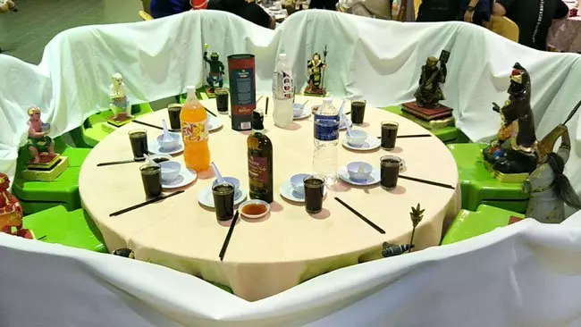 婚宴邀「黑白無常」出席 婚姻果然是墳墓!