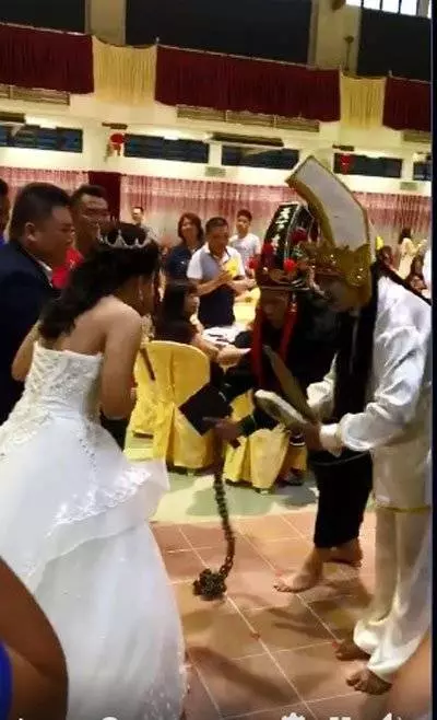 婚宴邀「黑白無常」出席 婚姻果然是墳墓!