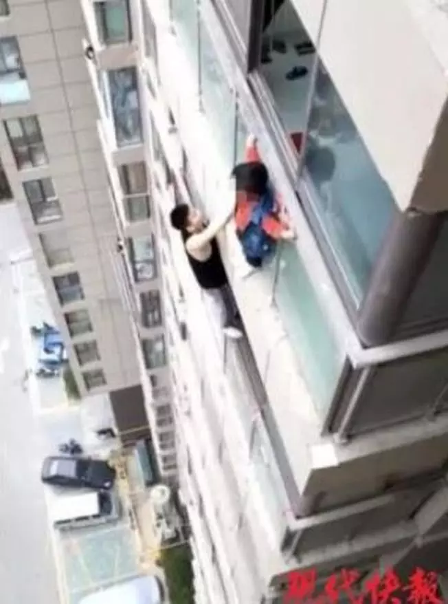 男童找父母不慎懸14樓外牆 暖男:讓我陪你一起掛!