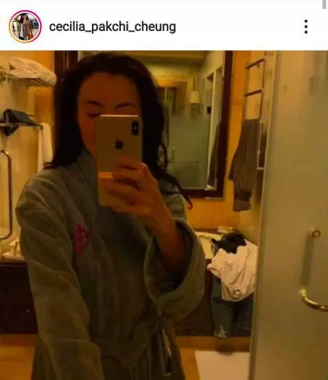 張柏芝穿浴袍曬自拍,舉杯暢飲心情好,浴缸上男人衣服搶鏡!
