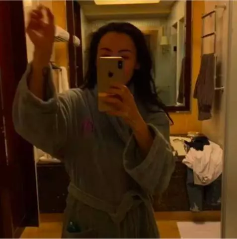 張柏芝穿浴袍曬自拍,舉杯暢飲心情好,浴缸上男人衣服搶鏡!