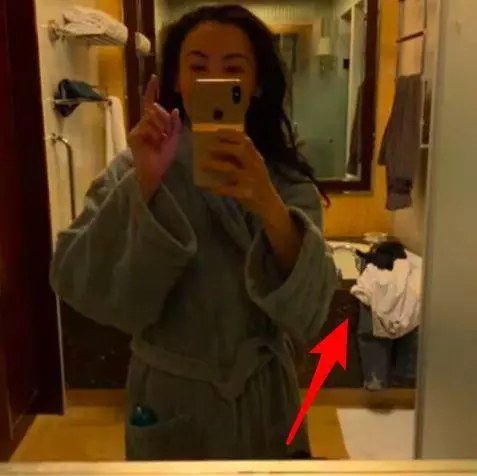 張柏芝穿浴袍曬自拍,舉杯暢飲心情好,浴缸上男人衣服搶鏡!