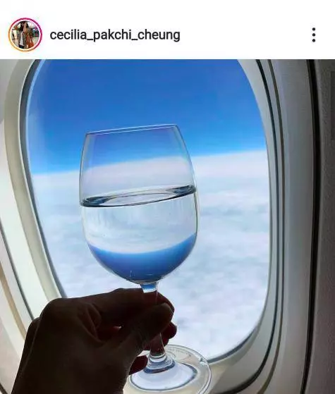 張柏芝穿浴袍曬自拍,舉杯暢飲心情好,浴缸上男人衣服搶鏡!