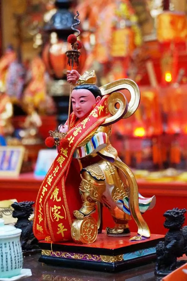 百隻鬼王圍過來,護理師嚇傻,幸好三太子顯靈保佑,網友笑道「好暖好萌!」