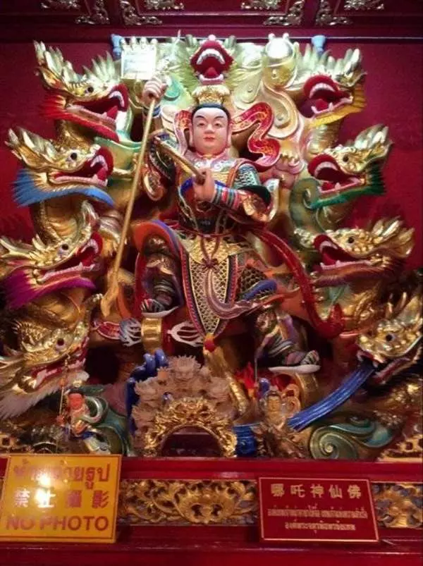 百隻鬼王圍過來,護理師嚇傻,幸好三太子顯靈保佑,網友笑道「好暖好萌!」