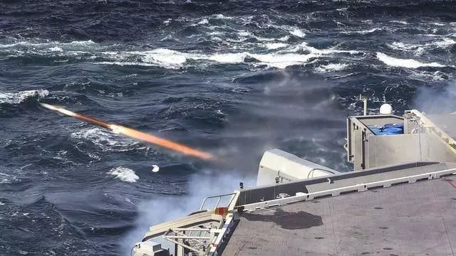 全球頭號艦隊包圍伊朗,可發射2千多枚導彈,俄:只剩一條路能走