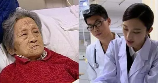 保姆偷錢,老太卻不追究 8年後老太重病住醫院,一位女醫生對她特別好!