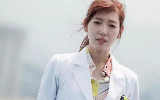 保姆偷錢,老太卻不追究 8年後老太重病住醫院,一位女醫生對她特別好!