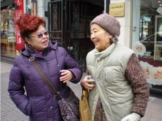 保姆偷錢,老太卻不追究 8年後老太重病住醫院,一位女醫生對她特別好!
