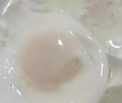 煮荷包蛋時,最忌水開就下鍋,學會這個技巧,雞蛋嫩滑不散花