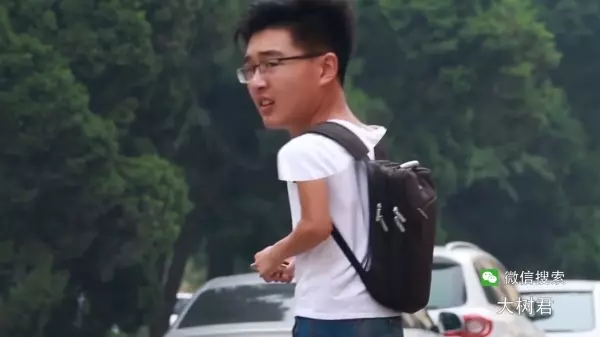 中國的街頭實驗,當年輕男子被稱呼是大叔的時候,沒想到他們的反應竟然是這樣!讓人看了忍不住爆笑!