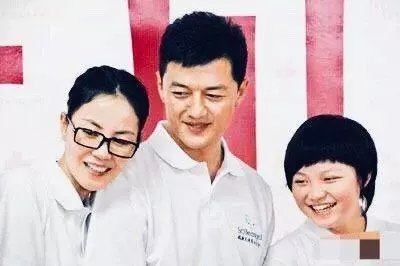 李亞鵬承認戀情,澄清女友500億身家傳聞,大方公開女友真實身份