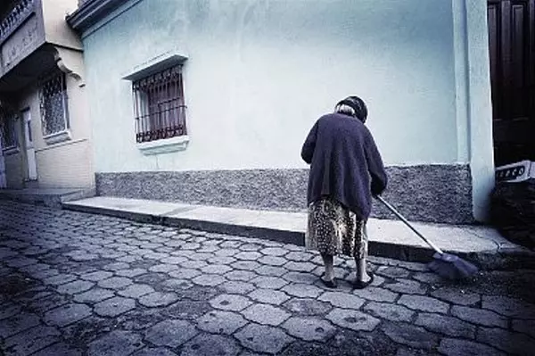 母親節等無郎... 單親媽「備一桌飯菜」苦等卻猝逝!4天後「獨子下跪痛哭」殯葬業者淚嘆:祂一直在等