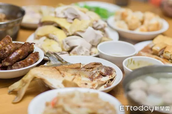 母親節等無郎... 單親媽「備一桌飯菜」苦等卻猝逝!4天後「獨子下跪痛哭」殯葬業者淚嘆:祂一直在等