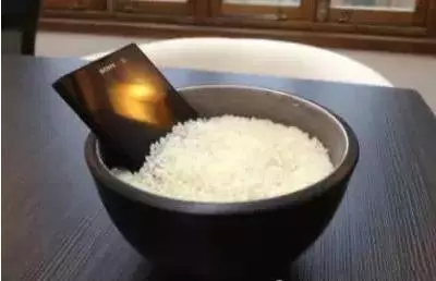 手機掉進水裡怎麼辦?別關機,只要4個步驟就能救回來