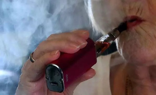 抽電子菸比較好?專家研究警告:你的肺,準備被各種細菌搞壞了