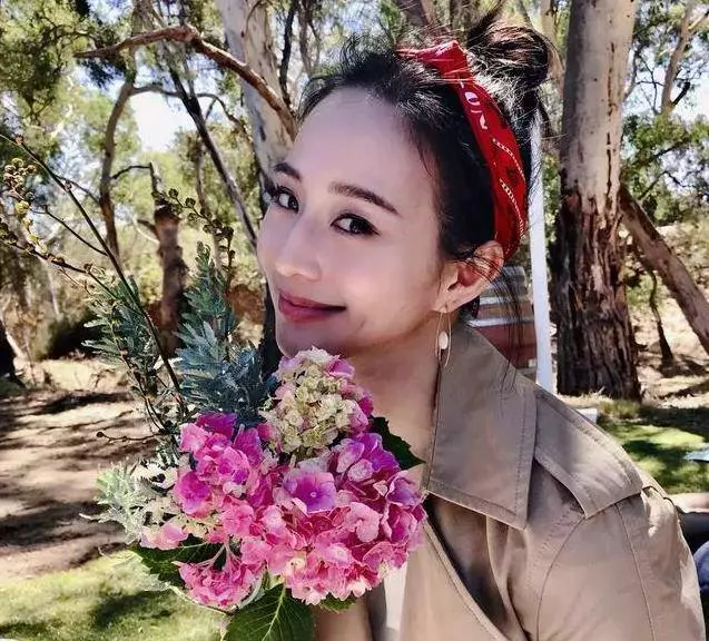 自律到極致的女人,該有多厲害?36歲的張鈞甯有著20歲的身材,完美腿型讓視覺延長10公分,只因做一套動作