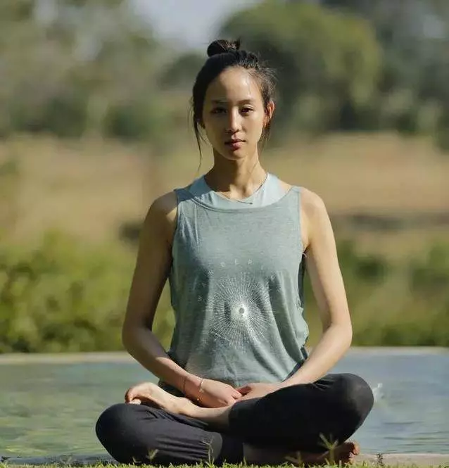 自律到極致的女人,該有多厲害?36歲的張鈞甯有著20歲的身材,完美腿型讓視覺延長10公分,只因做一套動作