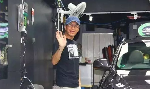 45歲馬國明手上訂情戒指不見蹤影 開逾百萬名車心情輕鬆現身