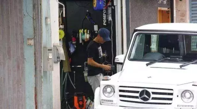 45歲馬國明手上訂情戒指不見蹤影 開逾百萬名車心情輕鬆現身