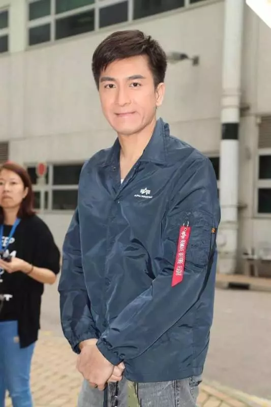 45歲馬國明手上訂情戒指不見蹤影 開逾百萬名車心情輕鬆現身