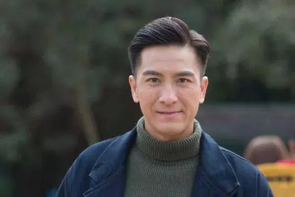 45歲馬國明手上訂情戒指不見蹤影 開逾百萬名車心情輕鬆現身