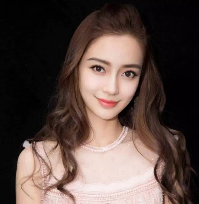 楊穎大方秀小海綿近照,一家三口恩愛如初,下意識舉動盡顯母愛!