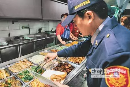 別亂檢舉!海巡署長PO文霸氣喊話「穿制服買飯」 網友全力挺:是人都會肚子餓