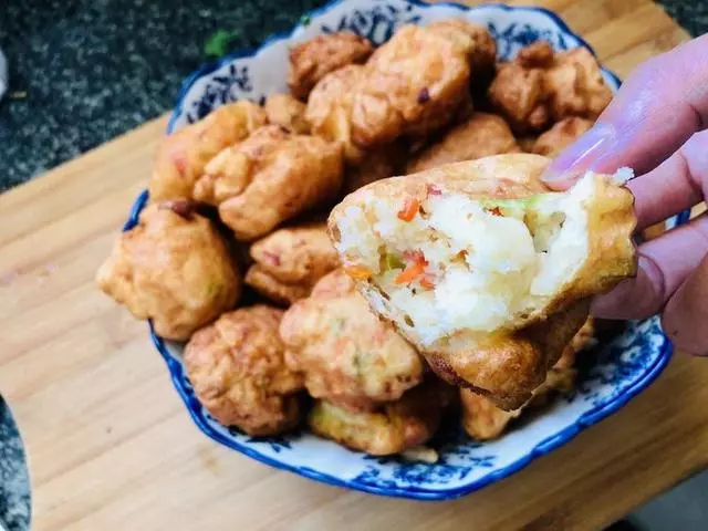 一碗麵粉,兩顆雞蛋,手不沾面,外酥里軟,比油條油餅都要好吃 | 尋夢美食