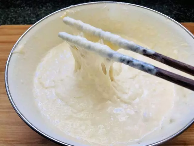 一碗麵粉,兩顆雞蛋,手不沾面,外酥里軟,比油條油餅都要好吃 | 尋夢美食
