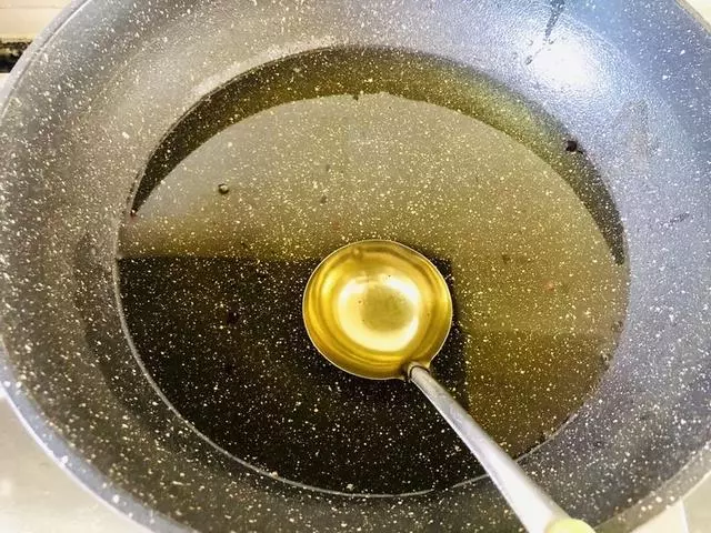 一碗麵粉,兩顆雞蛋,手不沾面,外酥里軟,比油條油餅都要好吃 | 尋夢美食