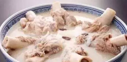 熬骨頭湯時,最「忌諱」直接下鍋煮,多加1步,湯汁濃白又好喝