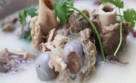 熬骨頭湯時,最「忌諱」直接下鍋煮,多加1步,湯汁濃白又好喝