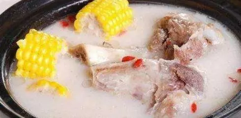 熬骨頭湯時,最「忌諱」直接下鍋煮,多加1步,湯汁濃白又好喝