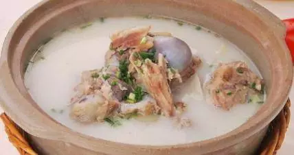 熬骨頭湯時,最「忌諱」直接下鍋煮,多加1步,湯汁濃白又好喝