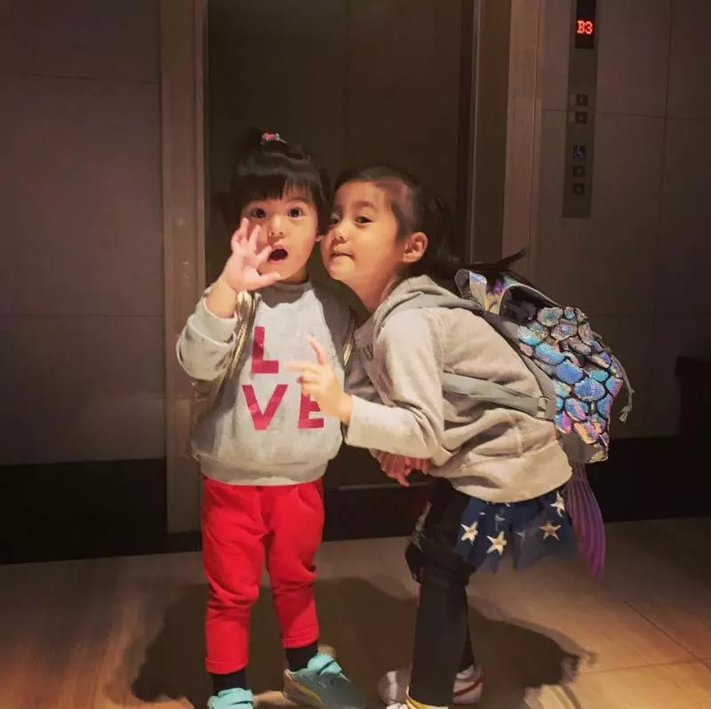 偷擦賈靜雯口紅被抓包!咘咘Bo妞「扮公主太入戲」遭罰站...無辜可憐表情融化粉絲心