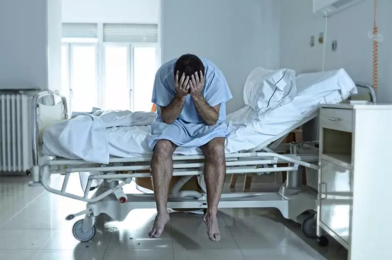 父癌末住院治療,女兒半夜常聽見病房外「來回鐵鏈聲」…幾天後爸爸就逝世了!