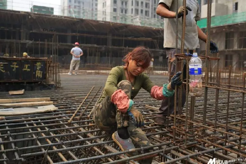 每天徒手綁鐵絲4000次,偉大母親養大3子女直到成家立業!看到她手時,大家心都碎了!
