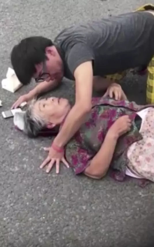 阿嬤馬路摔倒跌破頭,熱心男跪地安撫:「別睡哦,救護車要來了⋯⋯」